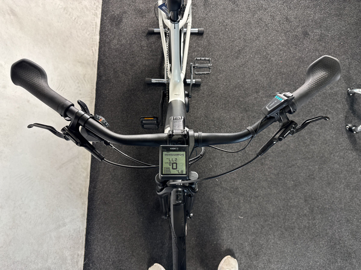 CUBE Supreme Sport Hybrid ONE 500 gebraucht – Cockpit von vorne