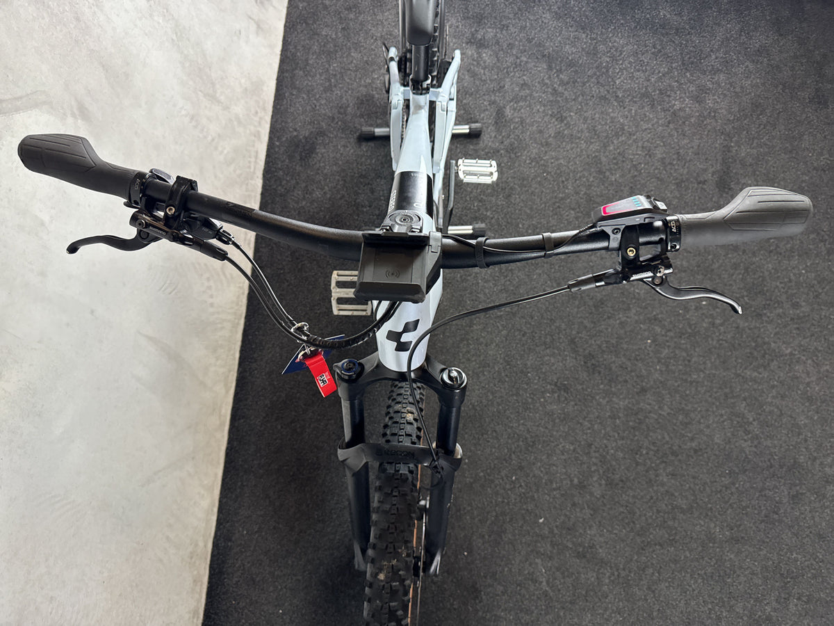 CUBE Stereo 120 Hybrid Pro gebraucht – Cockpit von vorne
