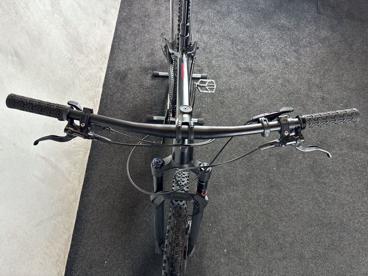 Trek X-Caliber 9 gebraucht – Cockpit von vorne