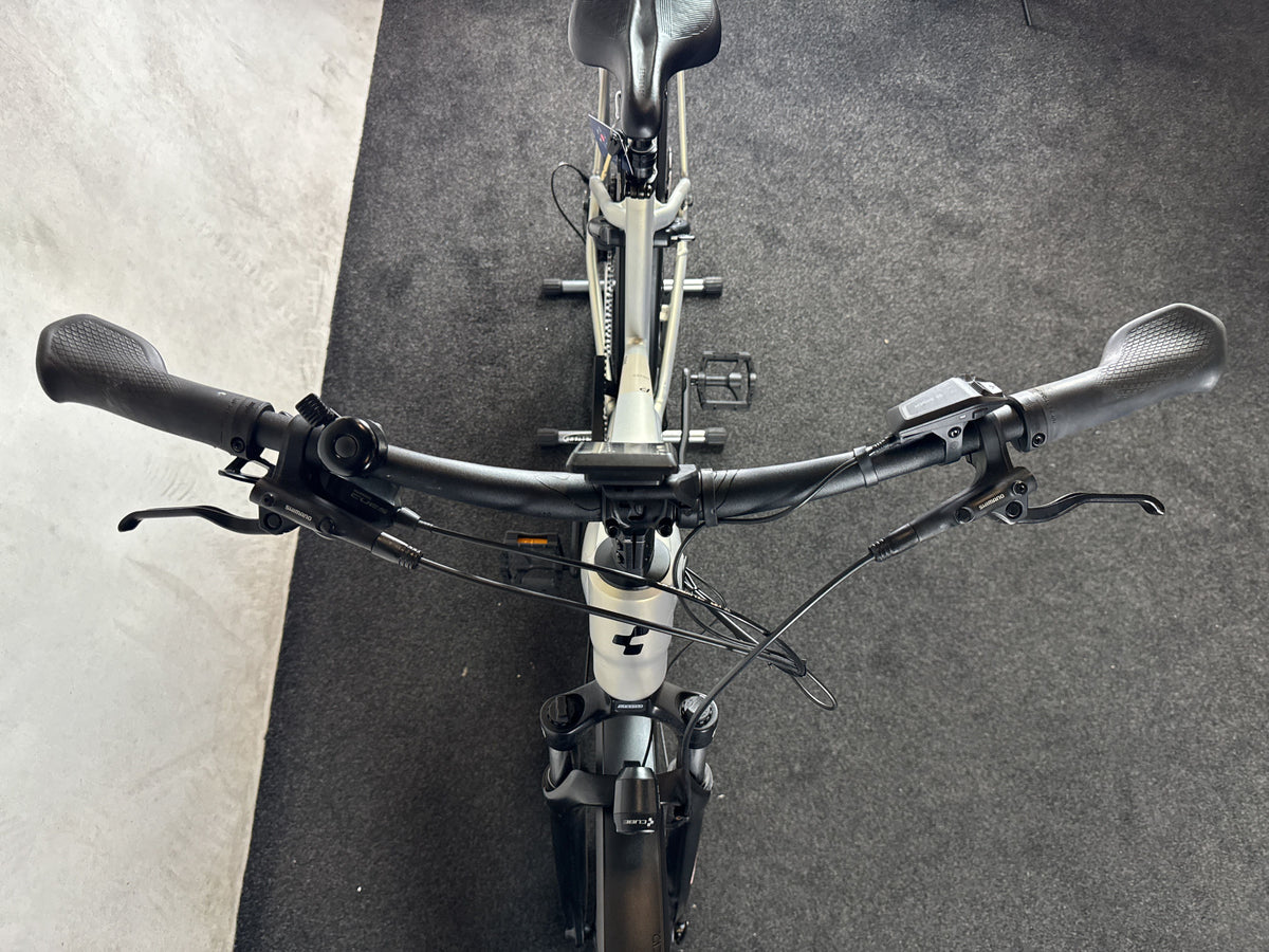Cube Touring Hybrid Pro 625 Trapez gebraucht – Cockpit von vorne