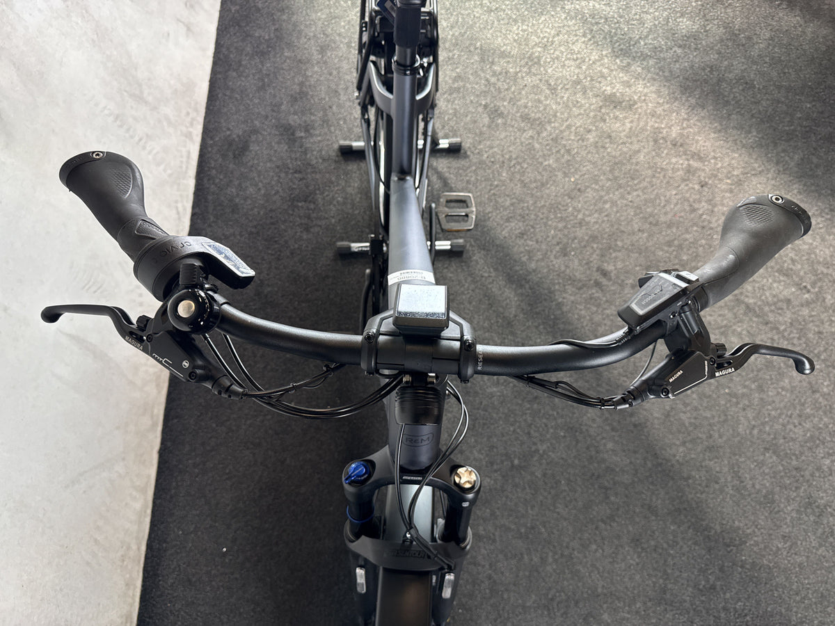 Riese & Müller Charger4 GT vario gebraucht – Cockpit von vorne