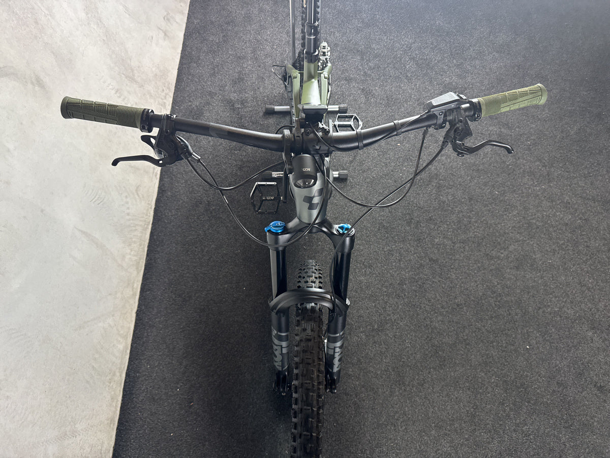 CUBE Stereo Hybrid 160 HPC TM 750 27.5 gebraucht – Cockpit von vorne