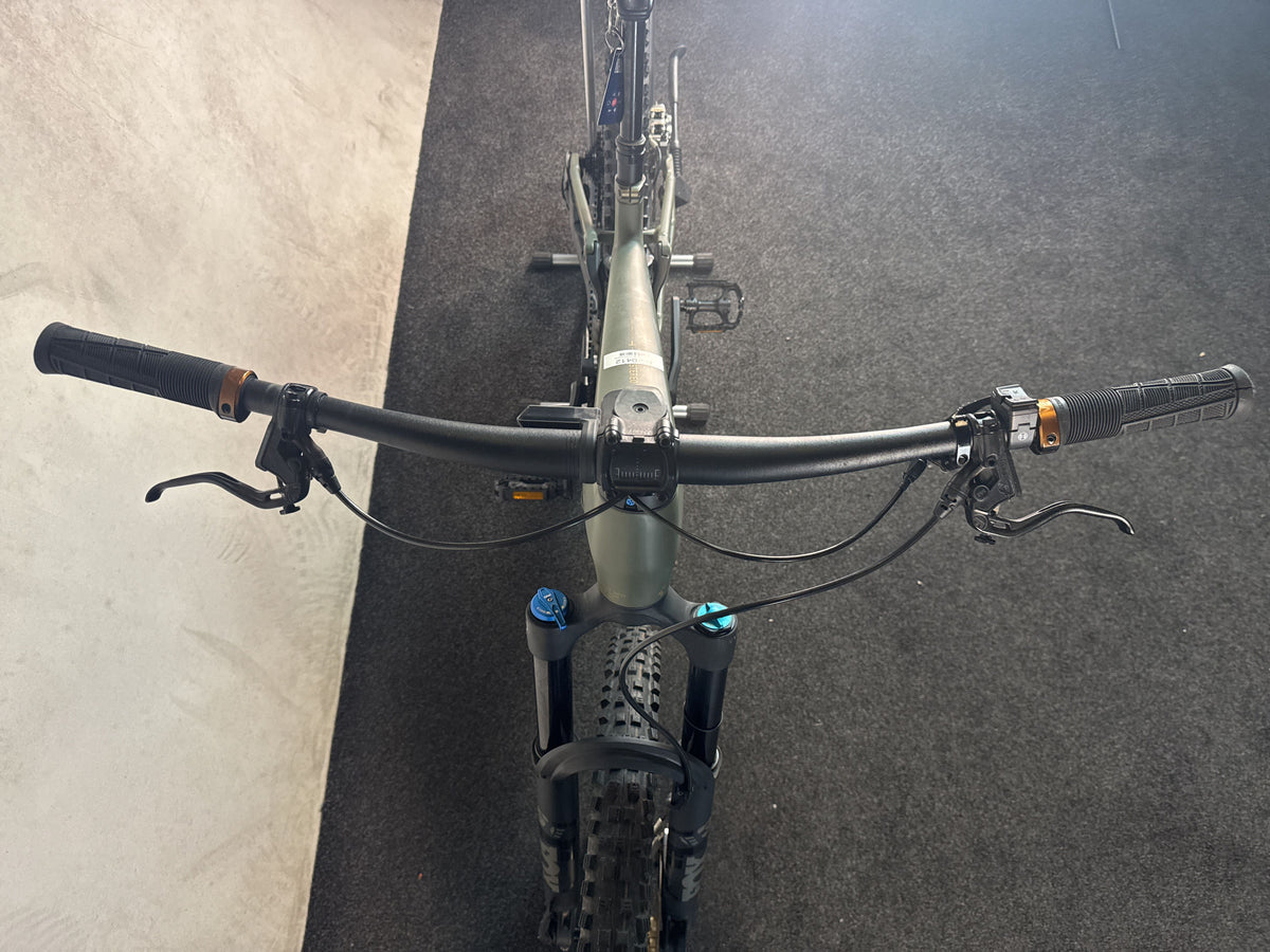 CUBE Stereo Hybrid One44 HPC TM 800 gebraucht – Cockpit von vorne