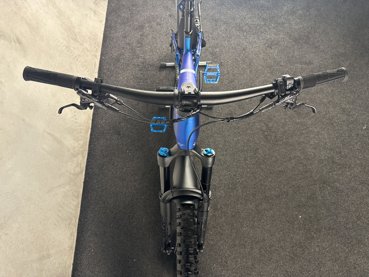 Cube Stereo Hybrid ONE44 HPC SLX 800 gebraucht – Cockpit von vorne