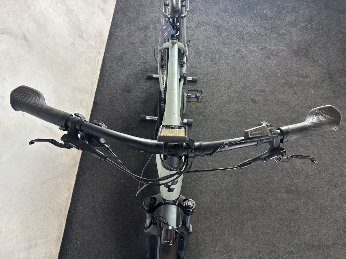 CUBE Kathmandu Hybrid ONE 625 gebraucht – Cockpit von vorne