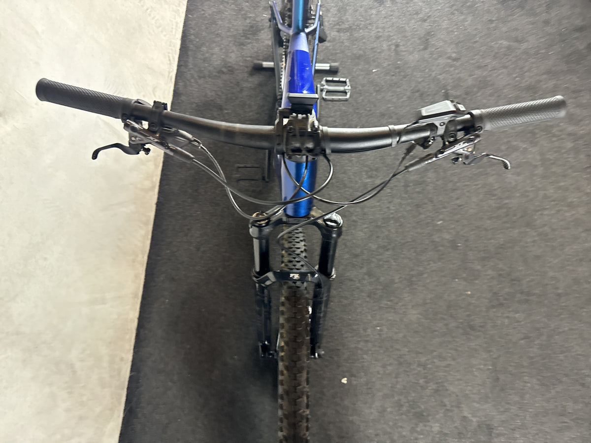 CUBE Reaction Hybrid SLX 800 gebraucht – Cockpit von vorne