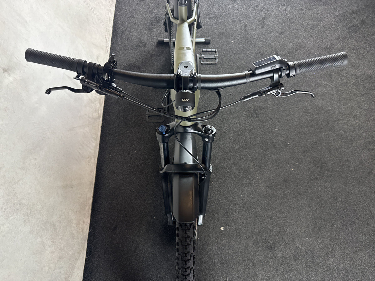 CUBE Reaction Hybrid Pro 800 Allroad gebraucht – Cockpit von vorne