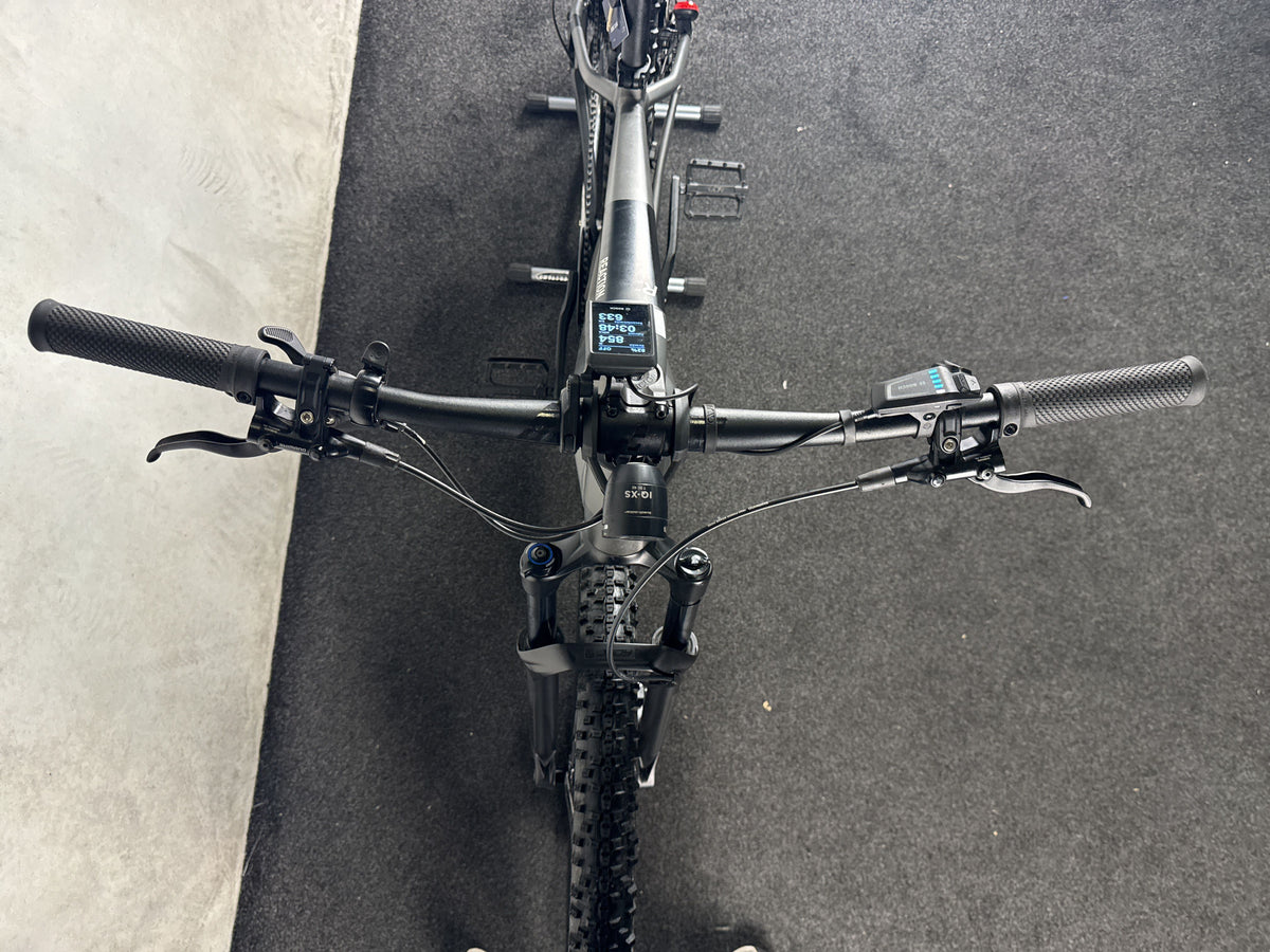 CUBE Reaction Hybrid Race 750 gebraucht – Cockpit von vorne