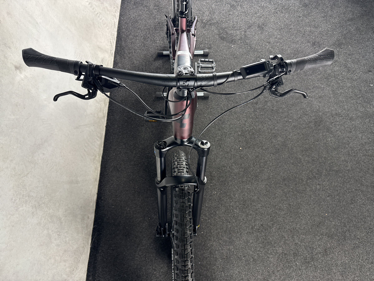 CUBE Stereo Hybrid 120 ONE 625 gebraucht – Cockpit von vorne