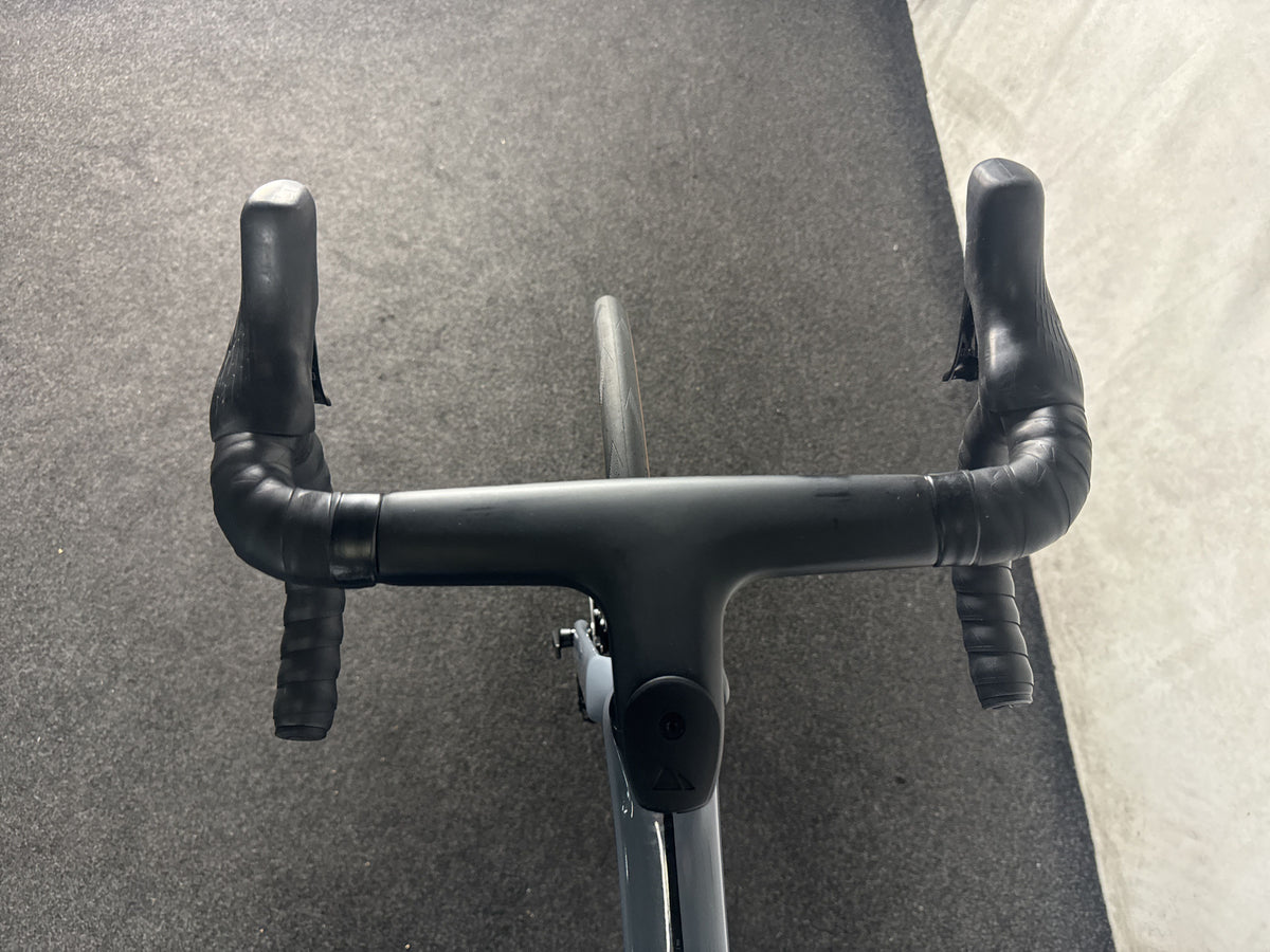 Canyon Endurace CF 7 Di2 gebraucht – Cockpit aus Fahrersicht