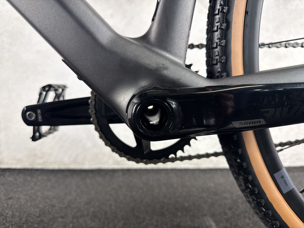 Mondraker Dusty R Grey Carbon Orange gebraucht – Motor von links