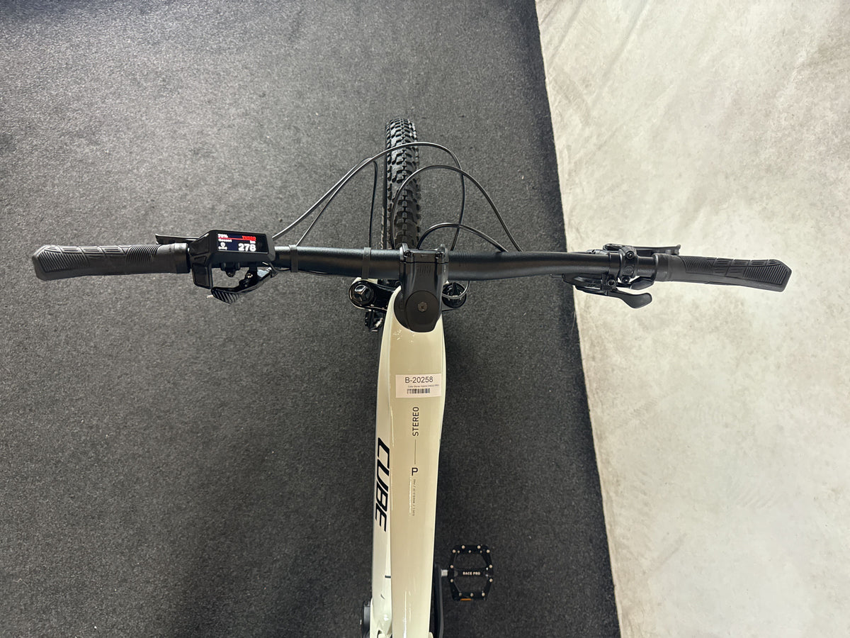 CUBE Stereo Hybrid One22 Pro 800 29 gebraucht – Cockpit aus Fahrersicht