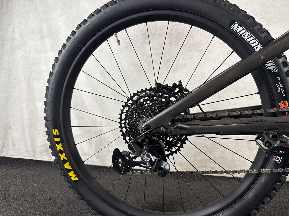 Specialized Turbo Levo Carbon gebraucht – Hinterradnabe und Schaltung