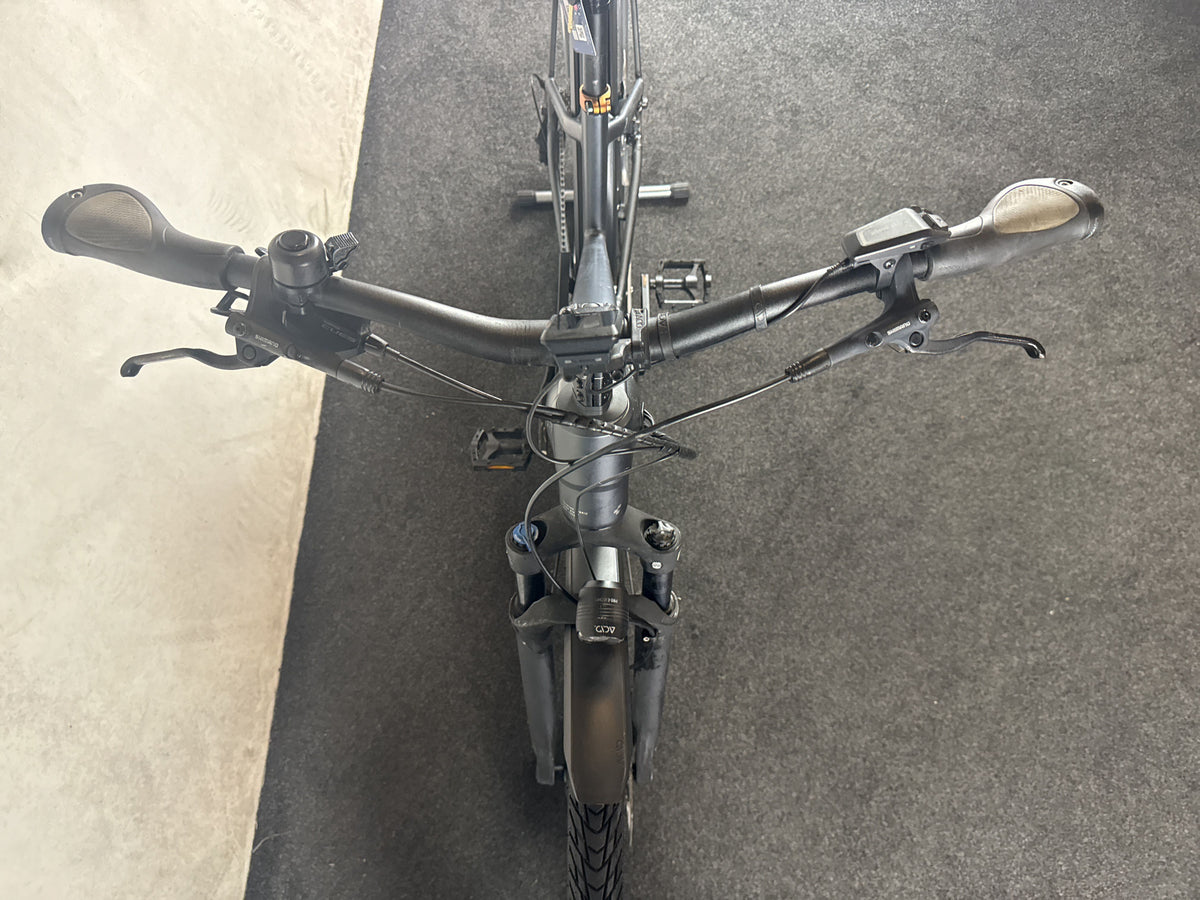 CUBE Touring Hybrid Pro 625 gebraucht – Cockpit von vorne