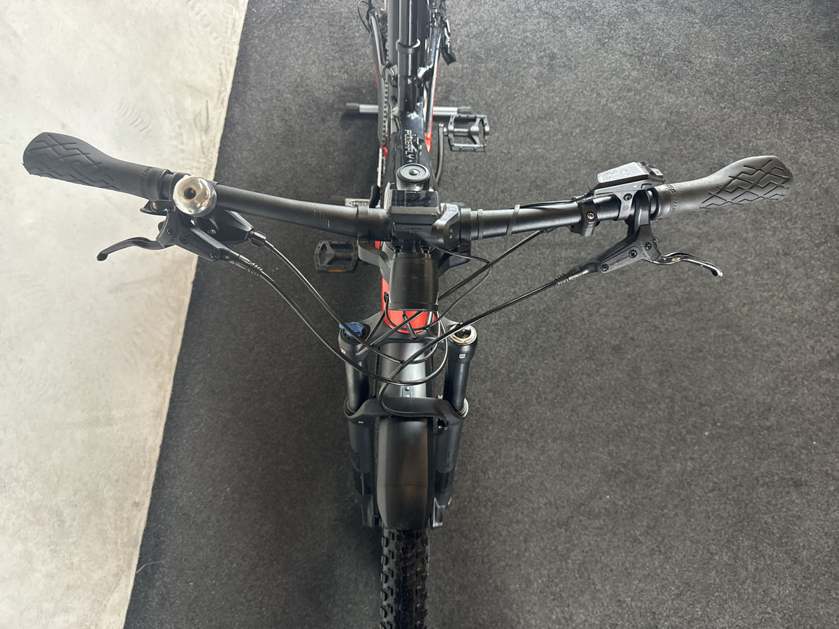 Trek Powerfly FS 4 Equipped gebraucht – Cockpit von vorne