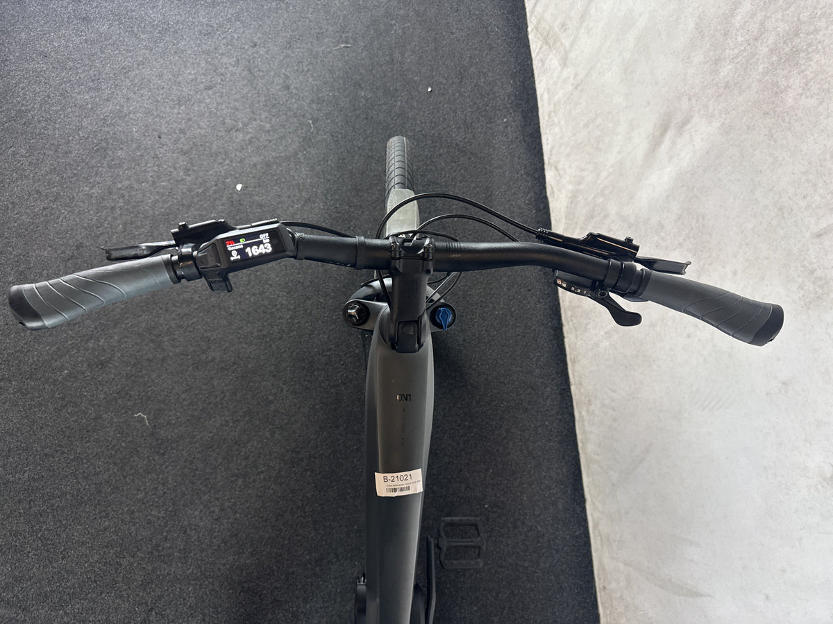 CUBE Kathmandu Hybrid ONE 800 gebraucht – Cockpit aus Fahrersicht