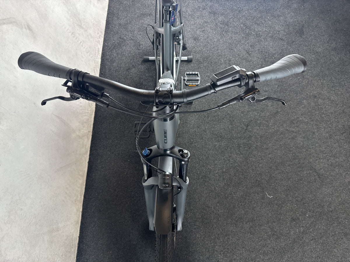 CUBE Kathmandu Hybrid ONE 800 gebraucht – Cockpit von vorne
