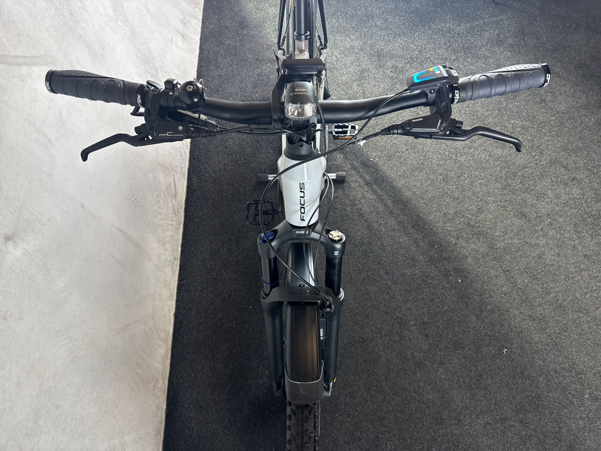 Focus Planet² 6.8 ABS gebraucht – Cockpit von vorne