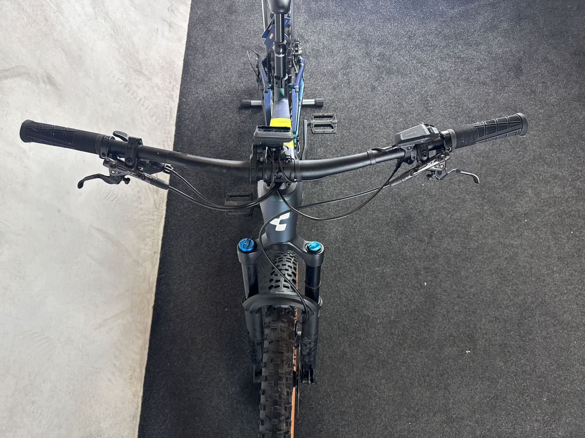 CUBE Stereo Hybrid 140 HPC SLX 750 gebraucht – Cockpit von vorne