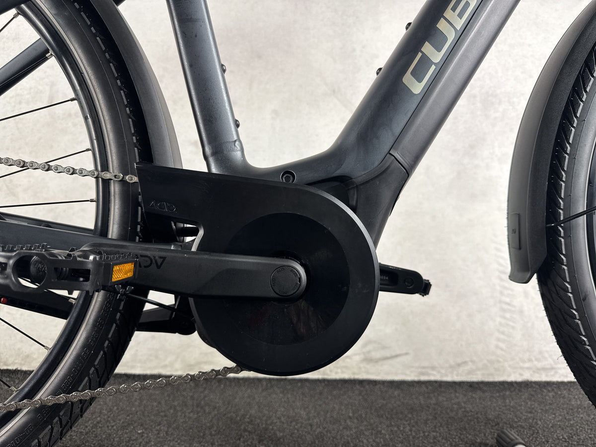 Cube Touring Hybrid Pro 625 gebraucht – Motor von rechts