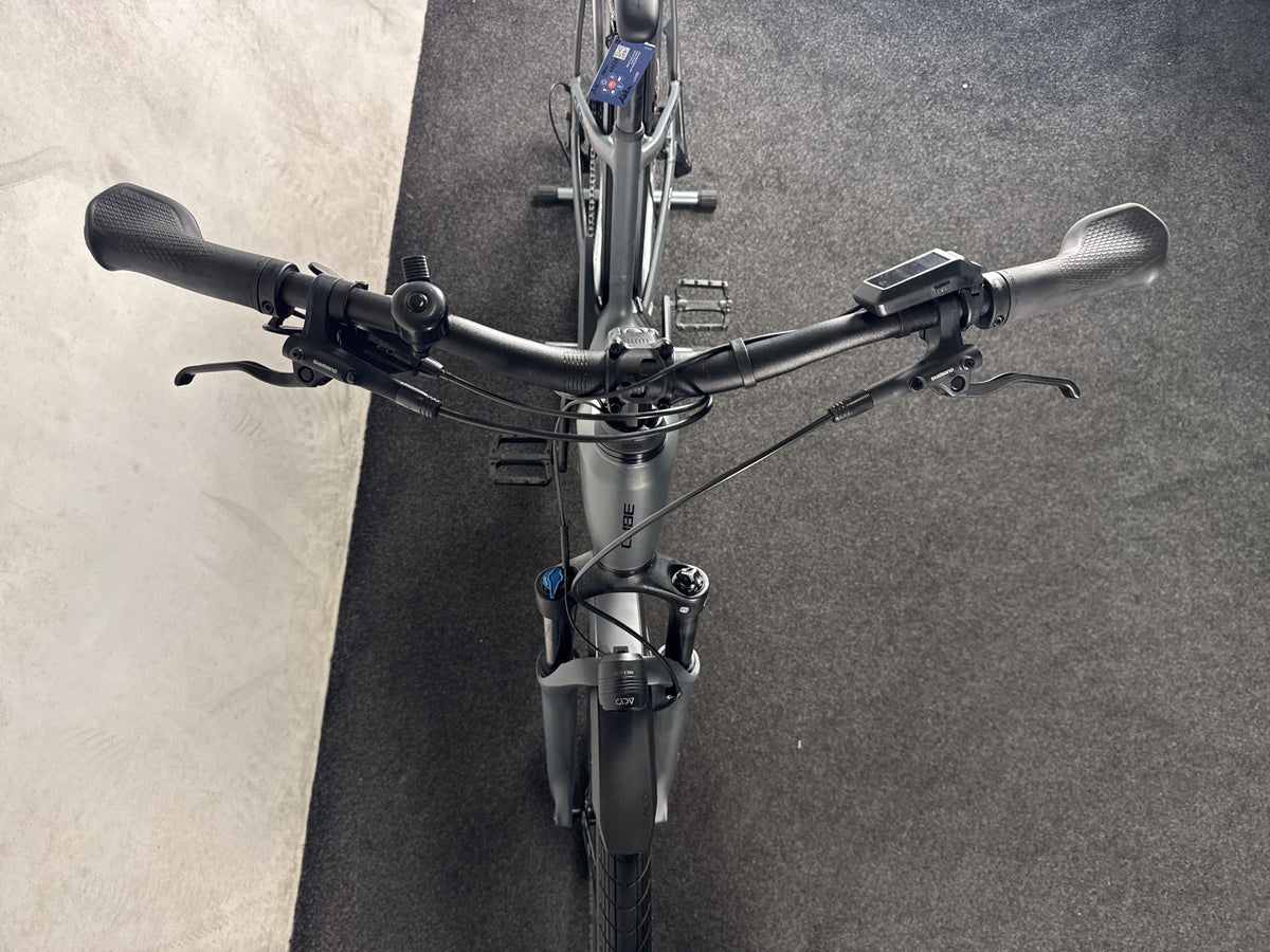 Cube Kathmandu Hybrid EX 800 gebraucht – Cockpit von vorne