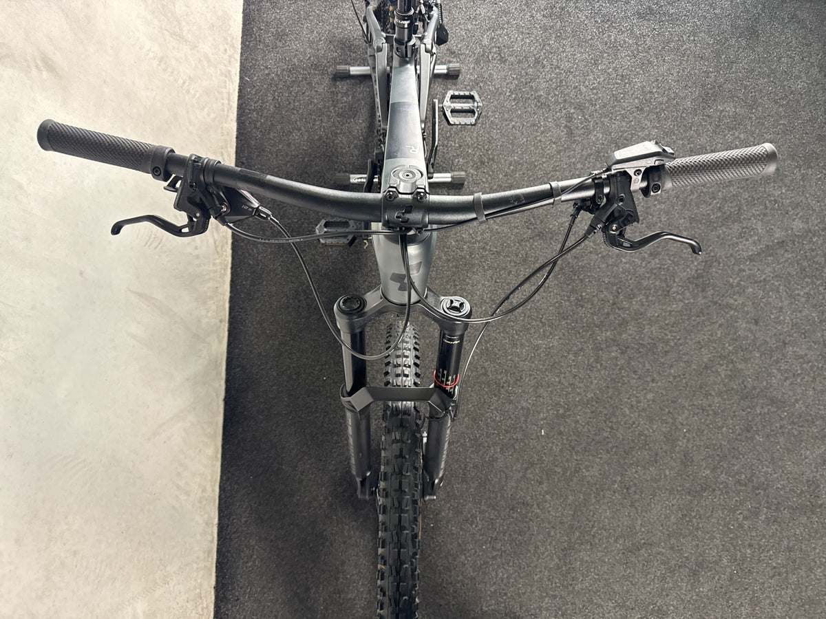 CUBE Stereo Hybrid 160 HPC Race 625 27.5 gebraucht – Cockpit von vorne