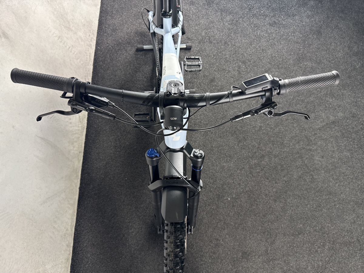 Cube Reaction Hybrid Pro 750 gebraucht – Cockpit von vorne