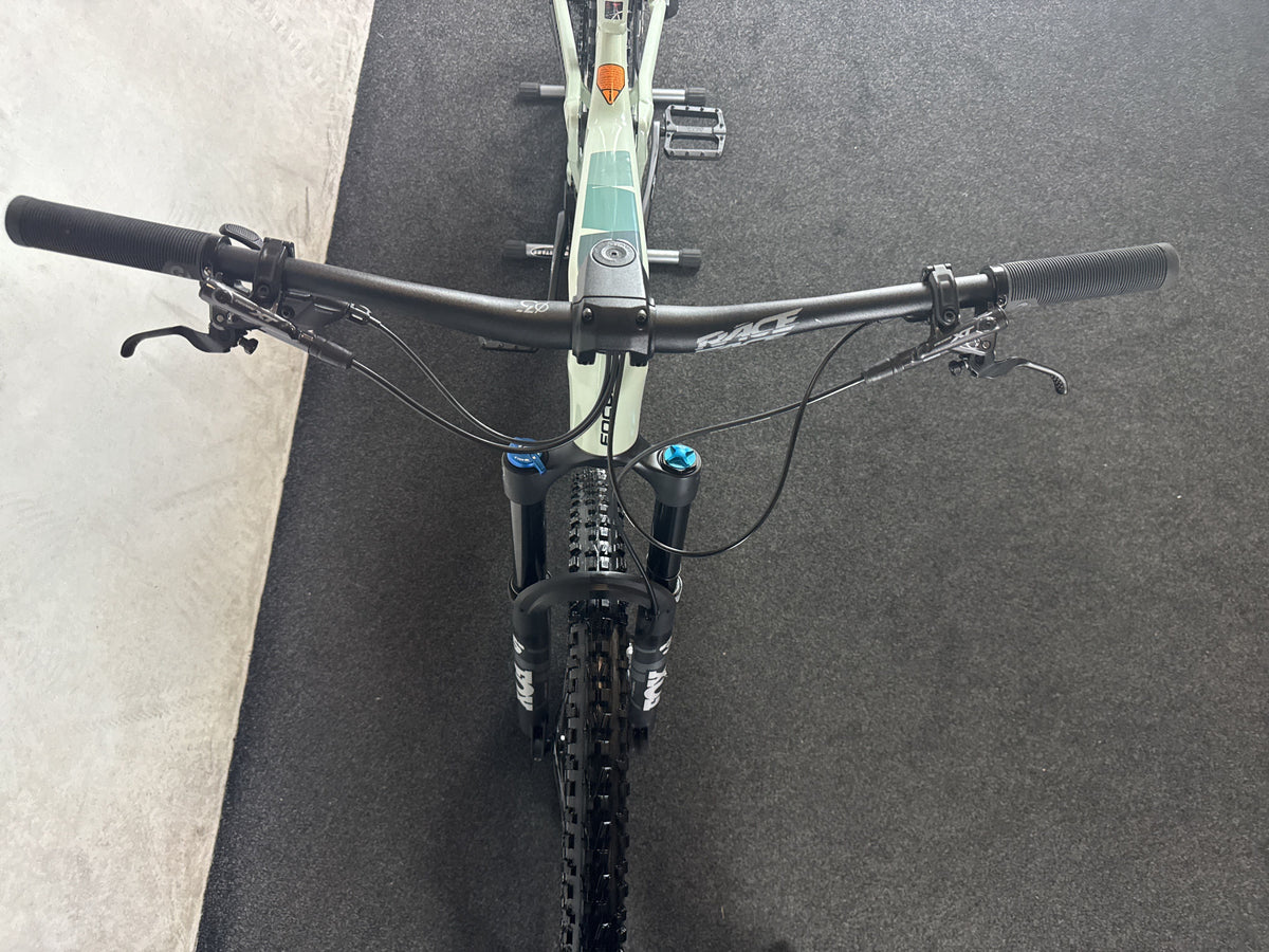 Focus Jam 6.9 gebraucht – Cockpit von vorne