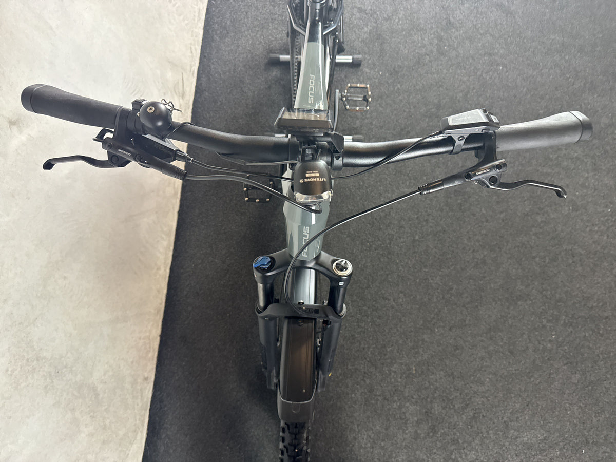 Focus Aventura² 6.8 gebraucht – Cockpit von vorne